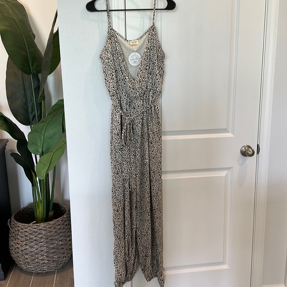 NWT Peach Love Jumpsuit. Size Large. Leopard. Wrinkled from moving. Smoke free